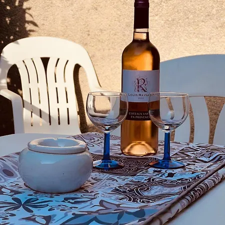 Les Caselas بيت للعطل